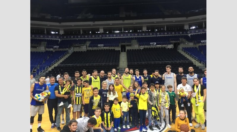 Φοβερή υποδοχή με λουλούδια από τους οπαδούς της Φενέρ στον Σλούκα – ΦΩΤΟ