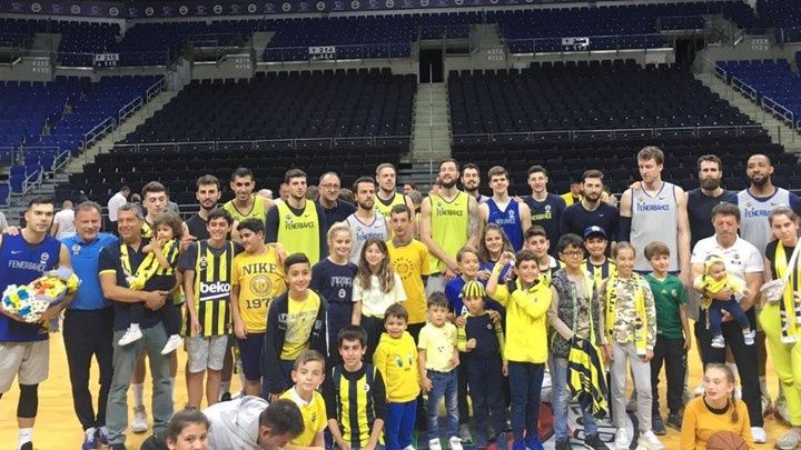 Ανθοδέσμες και στήριξη στον Σλούκα από οπαδούς της Φενέρμπαχτσε – ΦΩΤΟ