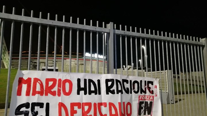 Επίθεση με ρατσιστικό πανό κατά του Μάριο Μπαλοτέλι