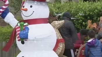 Στόλισαν το σπίτι τους για τα Χριστούγεννα αλλά υπολόγιζαν χωρίς την Ένωση Ιδιοκτητών: Είναι νωρίς για χριστουγεννιάτικους στολισμούς