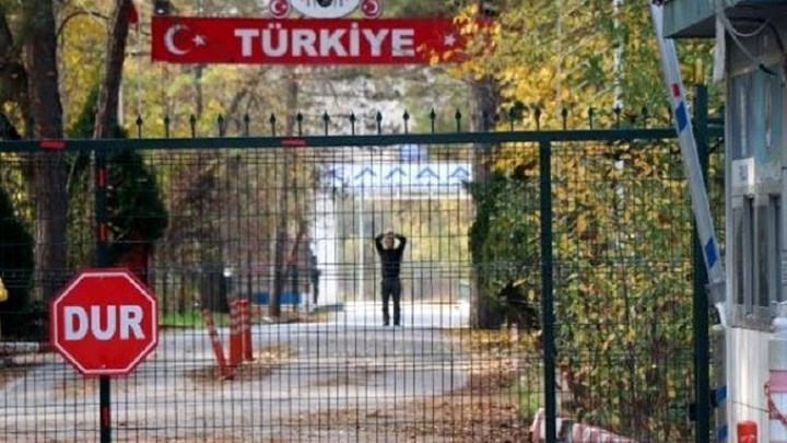 Τουρκικό ΥΠΕΣ: Ο εγκλωβισμένος στη νεκρή ζώνη Ελλάδας-Τουρκίας θα απελαθεί στις ΗΠΑ