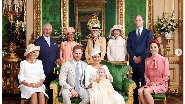 Στη δημοσιότητα νέα φωτογραφία από τη βάφτιση του Άρτσι – Ο Χάρι και η Μέγκαν εύχονται στον πρίγκιπα Κάρολο – ΦΩΤΟ