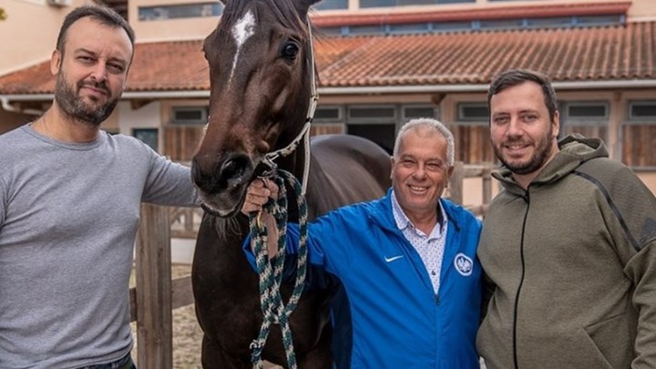 Μια παρέα φίλων γράφει ιστορία στον ελληνικό ιππόδρομο – Τι λένε οι συνιδιοκτήτες του ίππου ΡΕΒΑΜΠ που κατέκτησε το 73ο Ελληνικό Ντέρμπι ΟΠΑΠ