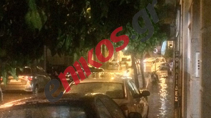 «Ποτάμια» οι δρόμοι και τα πεζοδρόμια στον Κολωνό – ΦΩΤΟ αναγνώστη