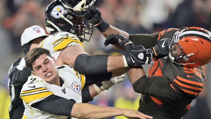 Άγριος καβγάς κατά τη διάρκεια αγώνα – Χτύπησε αντίπαλο με το κράνος του – ΒΙΝΤΕΟ