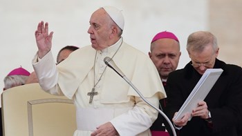 Πάπας Φραγκίσκος: Κρατήστε τις ερωτικές ταινίες μακριά από τα παιδιά