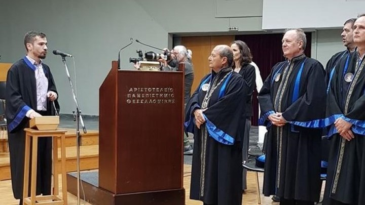 Πτυχίο με άριστα για τον τυφλό φοιτητή που είχε απορριφθεί από το ΑΠΘ -ΦΩΤΟ