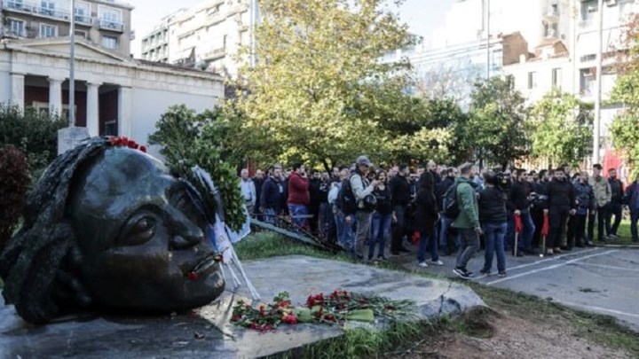 Στεφάνι στο Πολυτεχνείο κατέθεσε αντιπροσωπεία της Βουλής