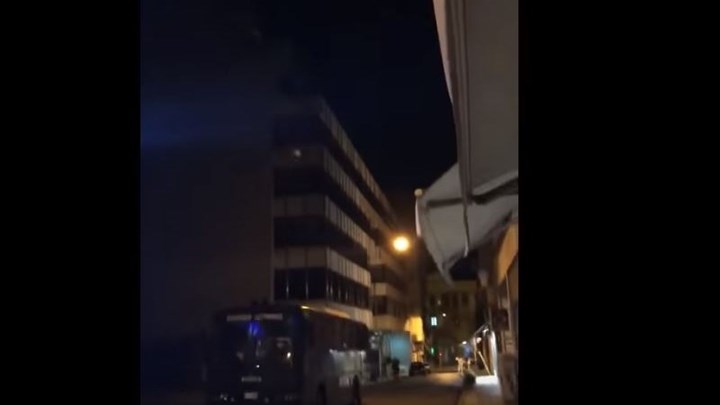 Χαμός στο διαδίκτυο για βίντεο με κλούβα των ΜΑΤ στο κέντρο της Αθήνας – Τα φωτορυθμικά και η… Λένα Ζευγαρά