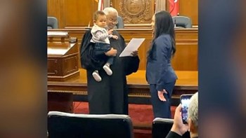 Η μαμά ορκιζόταν δικηγόρος με το μωρό της στην αγκαλιά του δικαστή – ΒΙΝΤΕΟ