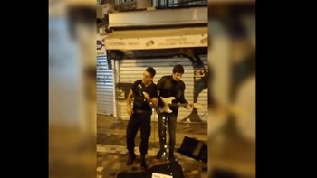 “ΕΛ.ΑΣ… έχεις ταλέντο”: Ποιος είναι ο αστυνομικός που έγινε viral τραγουδώντας στο Μοναστηράκι – ΒΙΝΤΕΟ