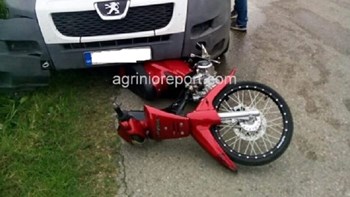 Τροχαίο ατύχημα στο Αγρίνιο – Μηχανή κατέληξε κάτω από  φορτηγό – ΦΩΤΟ