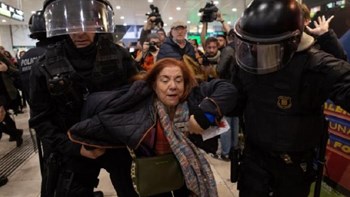 Διαδηλωτές υπέρ της ανεξαρτησίας της Καταλονίας κατέλαβαν σιδηροδρομικό σταθμό στη Βαρκελώνη – ΦΩΤΟ