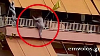 Γυναίκα κρεμάστηκε από τα κάγκελα μπαλκονιού – Την έσωσε αστυνομικός –  ΒΙΝΤΕΟ
