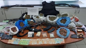 Μεγάλη επιχείρηση της Αστυνομίας στην Κρήτη- Βρέθηκαν όπλα και ναρκωτικά μέχρι και σε μαντρί