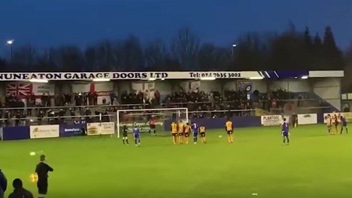 Η χειρότερη εκτέλεση πέναλτι που έχετε δει ποτέ – Κατάφερε να σπάσει τον προβολέα – ΒΙΝΤΕΟ