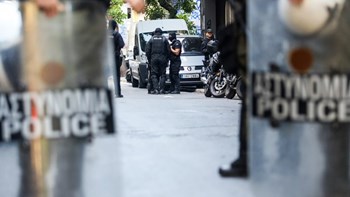 ‘Εφοδος της αστυνομίας σε πολυκατοικία στα Εξάρχεια – Έγιναν προσαγωγές