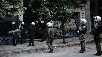 Και δεύτερη έφοδος της αστυνομίας σε πολυκατοικία στα Εξάρχεια