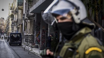 Έξι συλλήψεις στα Εξάρχεια – Βρέθηκαν βόμβες μολότοφ, γάντια, μάσκες και πέτρες