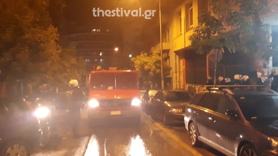 Μολότοφ στο κέντρο της Θεσσαλονίκης – Φωτιά σε αυτοκίνητα – ΦΩΤΟ – ΒΙΝΤΕΟ