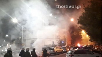 Ένταση και επεισόδια σε Αθήνα, Θεσσαλονίκη και Πάτρα μετά τις πορείες για το Πολυτεχνείο: Μολότοφ, φωτιές και χημικά – ΦΩΤΟ – ΒΙΝΤΕΟ