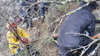 Τραγωδία στην Κατερίνη: Η στιγμή που πυροσβέστες ανασύρουν νεκρές τη 17χρονη και τη μητέρα της – ΒΙΝΤΕΟ