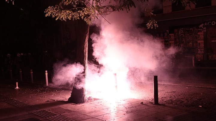 Επεισόδια και συλλήψεις στα Εξάρχεια – Στο νοσοκομείο 20χρονη που τραυματίστηκε στο κεφάλι – ΦΩΤΟ