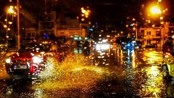 Δυνατή νεροποντή έπληξε τα Νότια Προάστια