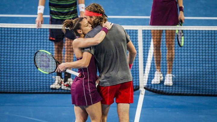 Πώς αντέδρασε η Σάκκαρη όταν ο Τσιτσιπάς «σήκωσε» την κούπα – ΦΩΤΟ