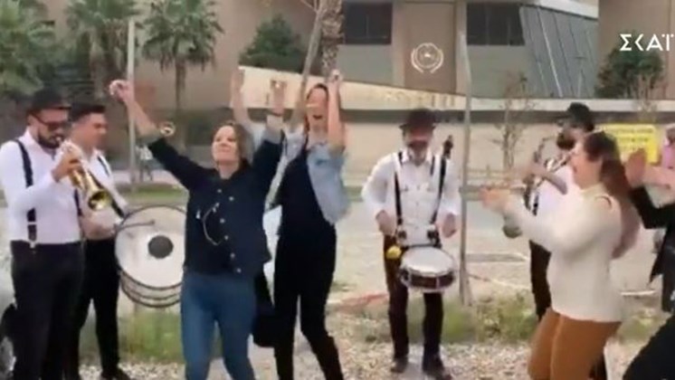 Πήρε διαζύγιο και έστησε γλέντι έξω από το δικαστήριο – ΒΙΝΤΕΟ