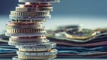 Εκτίναξη του πρωτογενούς πλεονάσματος στο 10μηνο – Αναμένονται οι αποφάσεις για το κοινωνικό μέρισμα