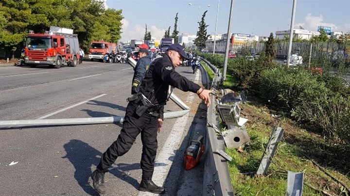 Εικόνες-σοκ από την νταλίκα που πέρασε στο αντίθετο ρεύμα και καρφώθηκε στα κιγκλιδώματα – ΦΩΤΟ