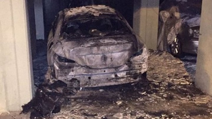 Κάηκαν τρία αυτοκίνητα σε πυλωτή πολυκατοικίας στον Ταύρο
