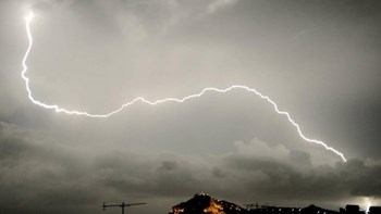 Έρχονται βροχές και καταιγίδες – Πού θα “χτυπήσει” η κακοκαιρία τις επόμενες ώρες – ΦΩΤΟ