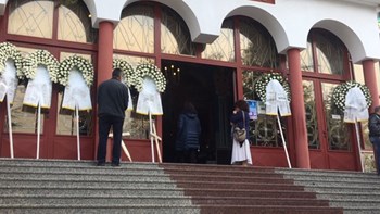 Σε κλίμα οδύνης το τελευταίο “αντίο” στην 17χρονη και τη μητέρα της – ΦΩΤΟ