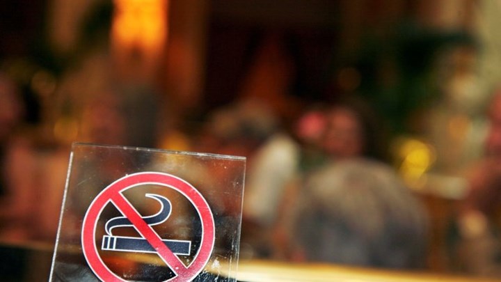 Αντικαπνιστικός νόμος: Σε λειτουργία το 1142 για καταγγελίες και υποστήριξη – Πώς θα λειτουργεί