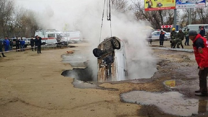 Φρικιαστικό δυστύχημα στη Ρωσία – Άνοιξε η γη και κατάπιε το αυτοκίνητό τους – Έβρασαν ζωντανοί σε αγωγό καυτού νερού – ΦΩΤΟ