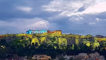 Γιατί η Ακρόπολη φωταγωγήθηκε μπλε – ΦΩΤΟ