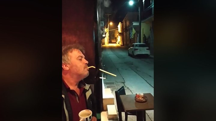 Ελληνικό «δαιμόνιο»: Βρήκε τον τρόπο να καπνίζει εντός καταστήματος δίχως να κινδυνεύει με πρόστιμο και έγινε viral – ΒΙΝΤΕΟ