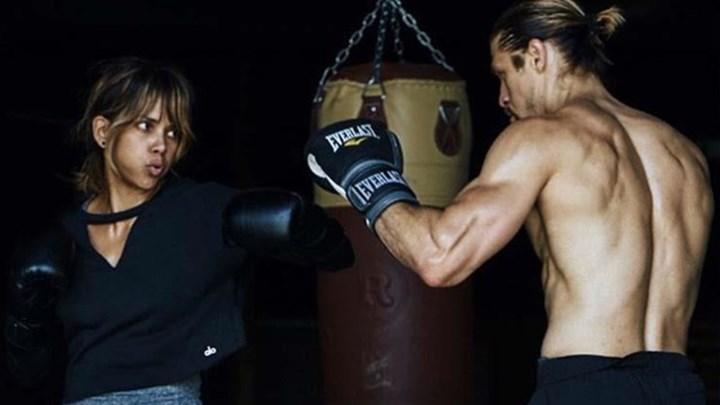 Τραυματισμός για την Χάλι Μπέρι στα γυρίσματα της ταινίας «Bruised» – ΦΩΤΟ