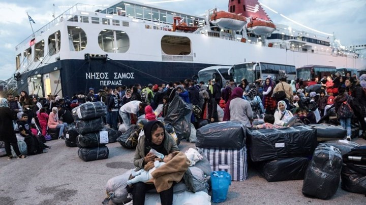 Στον Πειραιά πρόσφυγες και μετανάστες από νησιά του ανατολικού Αιγαίου