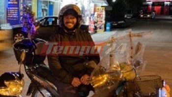 Διανομέας έβαλε χριστουγεννιάτικο δέντρο στο μηχανάκι του και έγινε talk of the town – ΦΩΤΟ