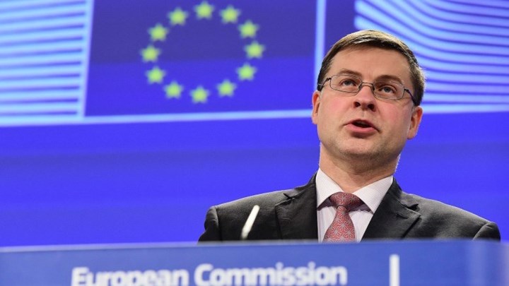 Ντομπρόβσκις: Υπό πολύ αυστηρές προϋποθέσεις η συζήτηση για τη μείωση των πλεονασμάτων – Τι είπε για τα κόκκινα δάνεια