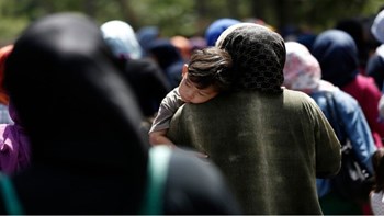 Επιτήδειοι παριστάνουν τους πρόσφυγες και ζητιανεύουν στο κέντρο της Θεσσαλονίκης