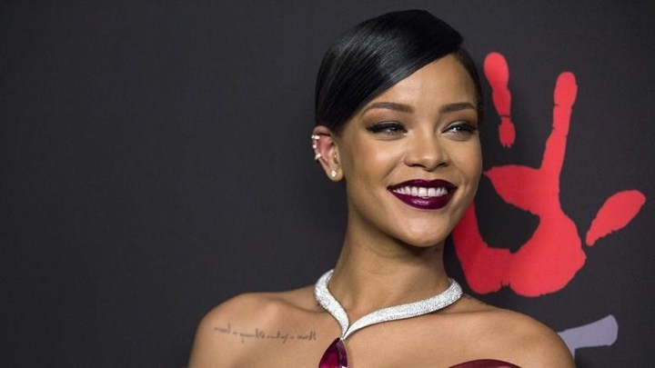 Η Ριάνα ποζάρει με μικροσκοπικό μπικίνι και κινδυνεύει με “μπλόκο” από το Instagram – ΦΩΤΟ