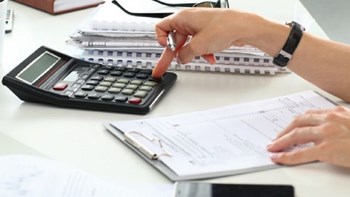“Λίφτινγκ” στο φορολογικό νομοσχέδιο: Αλλαγές στη διάταξη για τις e- αποδείξεις – Ποιες άλλες διορθώσεις θα γίνουν