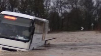 Εικόνες-σοκ στη Ροδόπη: Λεωφορείο που μετέφερε μαθητές ακινητοποιήθηκε μέσα στα νερά – ΦΩΤΟ