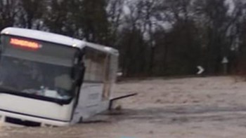 Εικόνες-σοκ στη Ροδόπη: Λεωφορείο που μετέφερε μαθητές ακινητοποιήθηκε μέσα στα νερά – ΦΩΤΟ