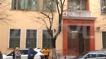 Ελεύθεροι με όρους οι εφοριακοί και η λογίστρια που κατηγορούνται για τον εκβιασμό παλαίμαχου ποδοσφαιριστή – BINTEO