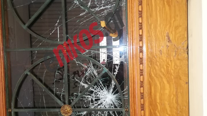 Επεισόδια στην ΑΣΟΕΕ: Προπηλάκισαν φοιτητή – Έσπασαν την τζαμαρία της βιβλιοθήκης – ΦΩΤΟ